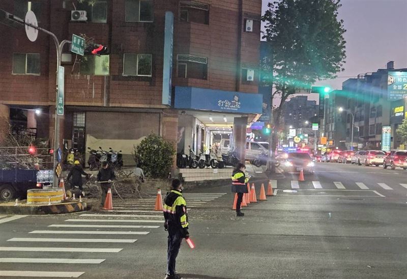 警方獲報後趕抵進行交通管制。(圖/翻攝畫面)