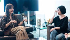 小S（右）憶起賈永婕（左）拉她一把之事，不禁落下眼淚。（圖／東森提供）