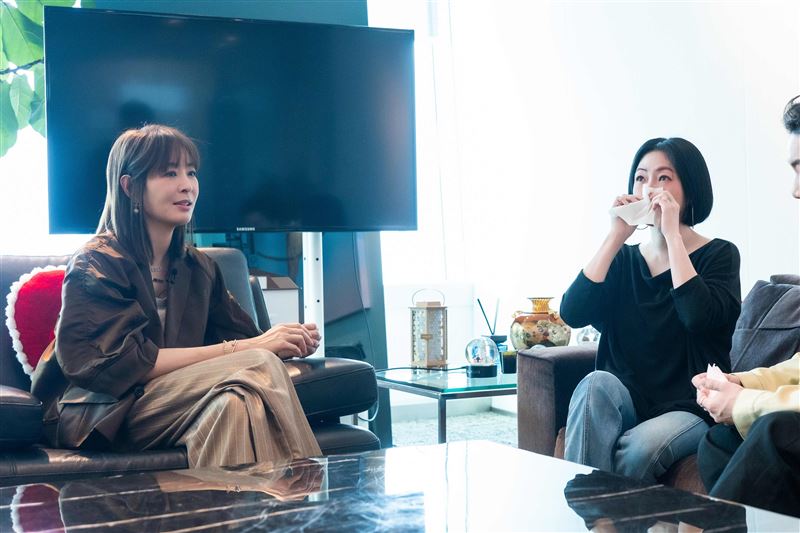 伴小S（右）度過傷痛、硬拉出門打球 賈永婕（左）心疼想幫她跳脫低潮。（圖／東森提供）