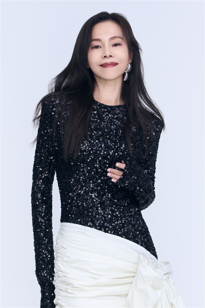 彭佳慧將重新詮釋鄧麗君經典作品，致敬歌后。（圖／阿爾發音樂提供）