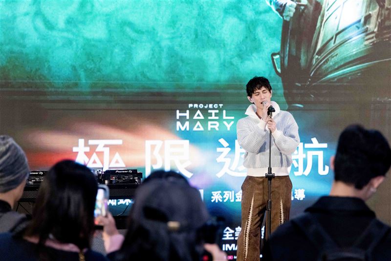 歌手柏霖PoLin現場獻唱電影《極限返航》主題曲。(圖/索尼影業提供)