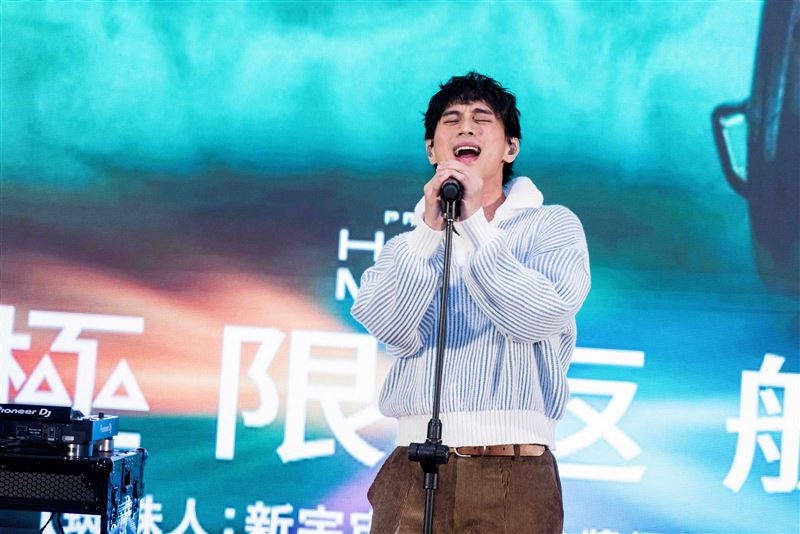 歌手柏霖PoLin現場獻唱電影《極限返航》主題曲。(圖/索尼影業提供)