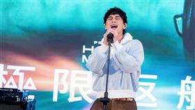 歌手柏霖PoLin現場獻唱電影《極限返航》主題曲。（圖／索尼影業提供） 