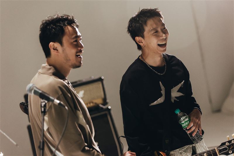 雷誰（左）與牧（右）初次棚拍，不斷詢問ORio「表情要怎麼擺」、「動作要怎樣」。（圖／火氣音樂提供）
