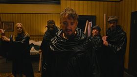 「跩哥馬份」男星湯姆費爾頓(右3)，在新片中放下魔杖、改拿西瓜刀大開殺戒。（圖／華納兄弟提供） 