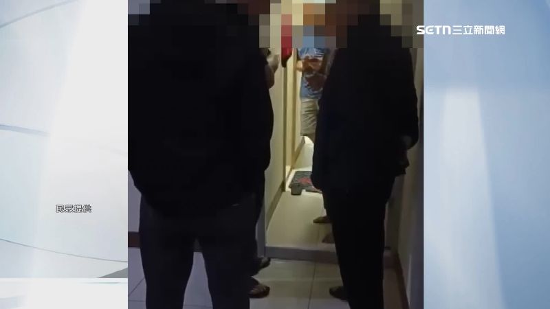 房東和房客在樓梯間吵架