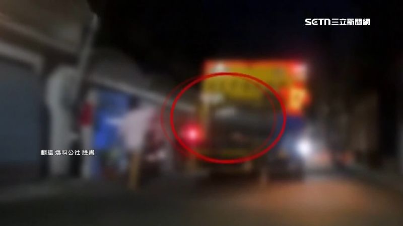 陳小姐貪圖方便，把垃圾直接拋進行進中垃圾車。（圖／翻攝自爆料公社臉書）