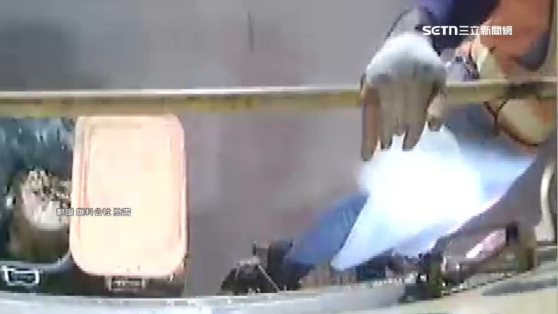 垃圾直接劃過清潔員大腿。（圖／翻攝自爆料公社臉書）