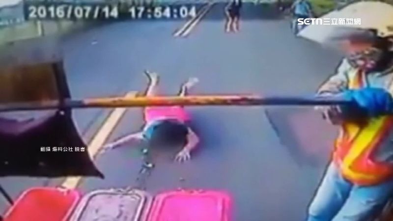 曾有婦人因邊走邊倒廚餘自摔。（圖／翻攝自爆料公社臉書）