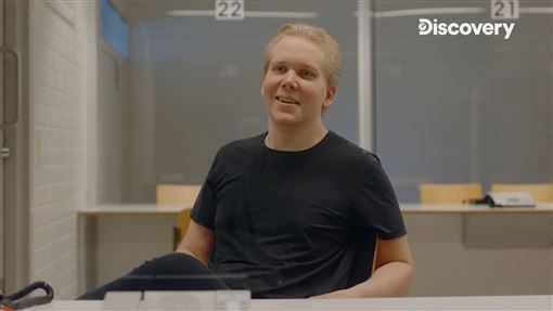 15歲少年遭通緝　他逼客機降落、癱瘓網路