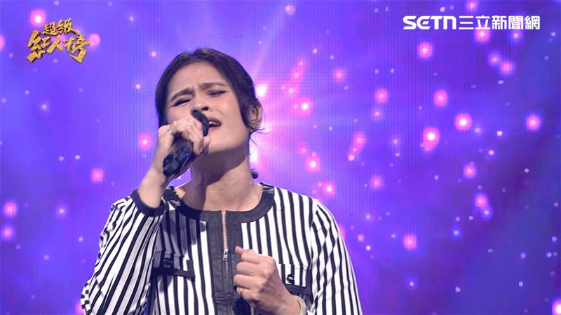 擂台主翁玉芳第十週對決選唱《感情變負擔》。（圖／超級紅人榜提供）