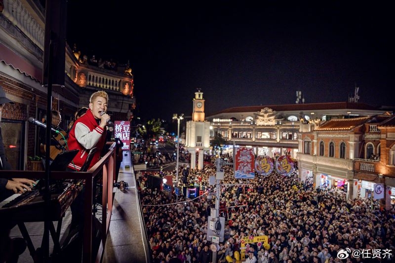 任賢齊即將於泉州老街開唱引發現場人群擠爆搶看。（圖／翻攝自任賢齊微博）