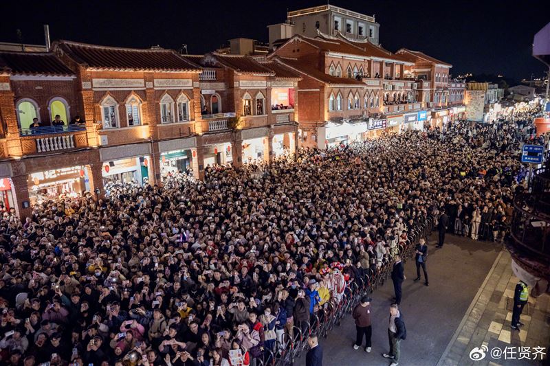 任賢齊突襲當地老街開唱，現場擠爆場面相當壯觀。（圖／翻攝自任賢齊微博）