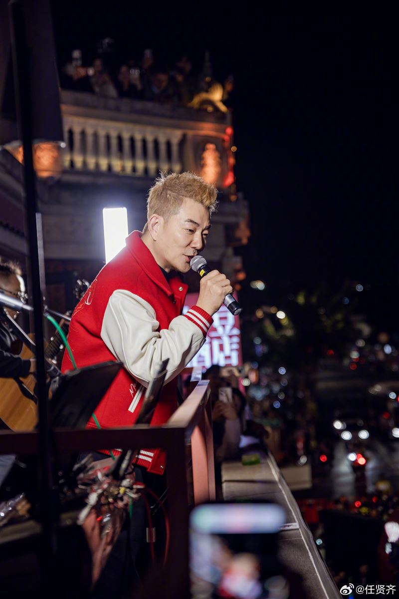 任賢齊即將於泉州開唱，近日他無預警突襲亂入當地老街開唱。（圖／翻攝自任賢齊微博）