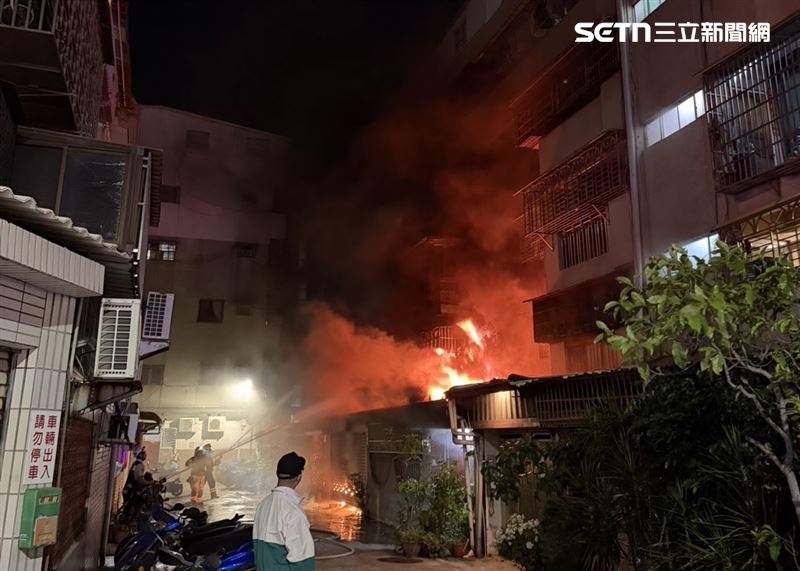 高雄市鹽埕區一戶民宅一樓全面燃燒，消防人員現場疏散6民眾，有3名女子身體不適送醫。（圖／翻攝畫面）