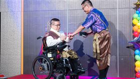 同志身障者黃智堅（左）與伴侶Great相戀多年後，決定相守一生，兩人籌備許久，在朋友與家人的協助下，完成身障同志婚禮。（圖／公視提供）