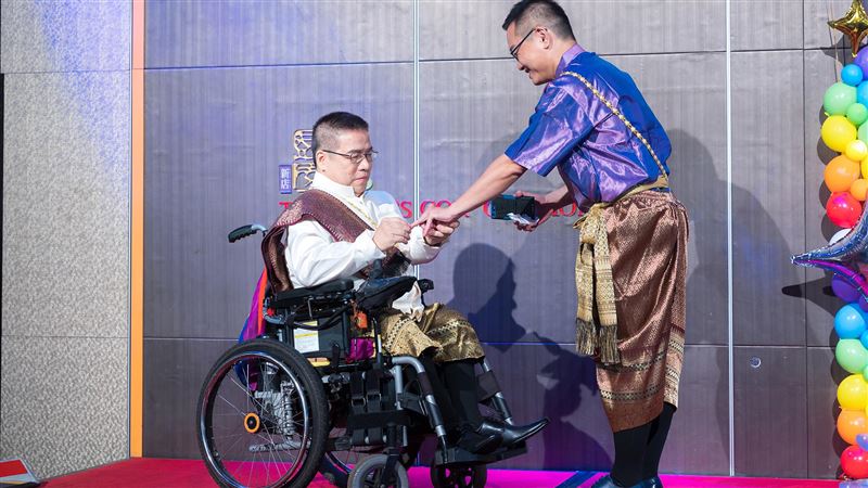 同志身障者黃智堅（左）與伴侶Great相戀多年後，決定相守一生，兩人籌備許久，在朋友與家人的協助下，完成身障同志婚禮。（圖／公視提供）