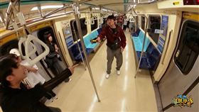 《鹹魚小隊》第二季「隨機傷人」篇為真實還原事發現場，選擇行駛中的捷運拍攝，並安排臨演扮演乘客。（圖／小公視提供） 