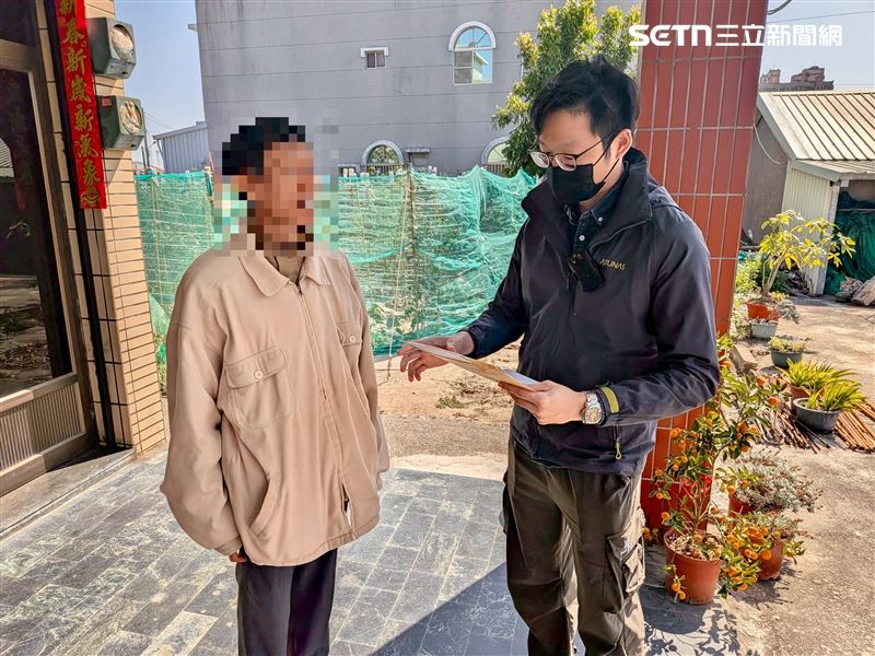 警方12日在台南安南區帶回施姓男子，他供稱神明託夢才冒名發文。（圖／翻攝畫面）