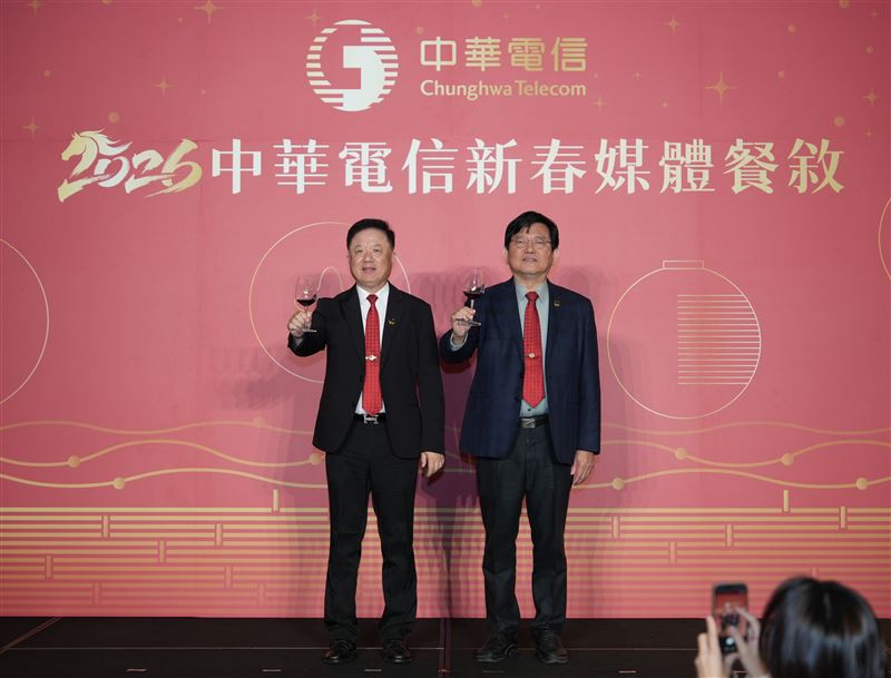 中華電信3月12日舉行新春媒體餐敘,董事長簡志誠(左)、總經理林榮賜(右)暢談新年願景。(圖/中華電信提供)