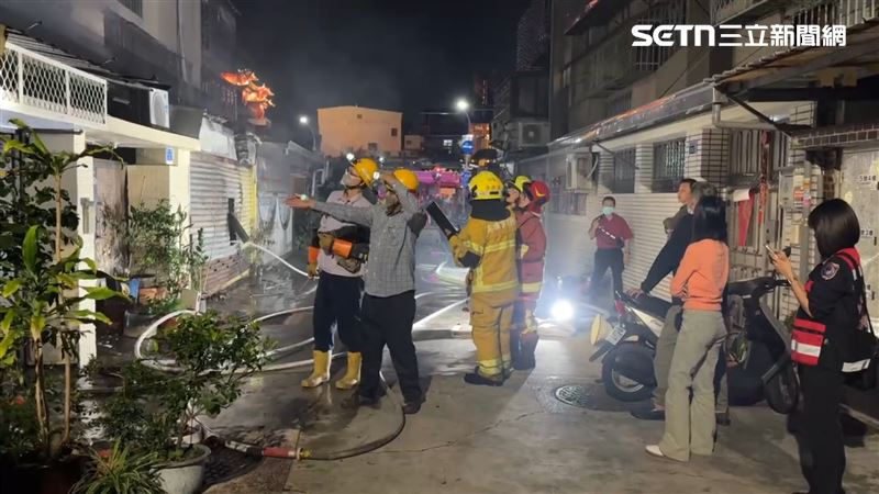 高雄市鹽埕區一戶民宅一樓全面燃燒，消防人員現場疏散6民眾，有3名女子身體不適送醫。（圖／民眾提供）