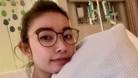 許維恩手術病房照曝光　王家梁蜷縮陪病床