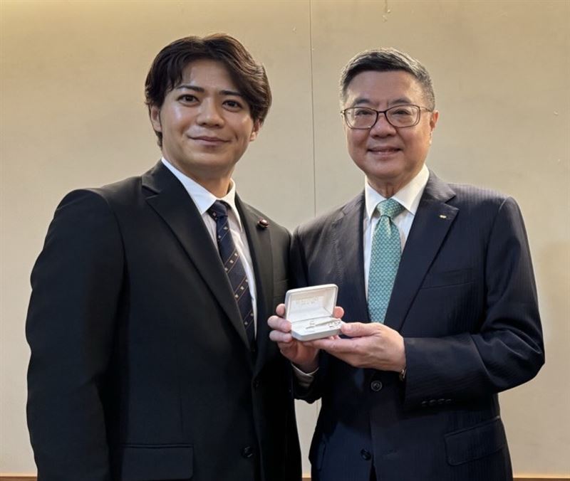 上畠寛弘今同框卓榮泰並誇讚：「閣下訪日，是日台友好象徵」（圖／翻攝自Threads @uehata1204）