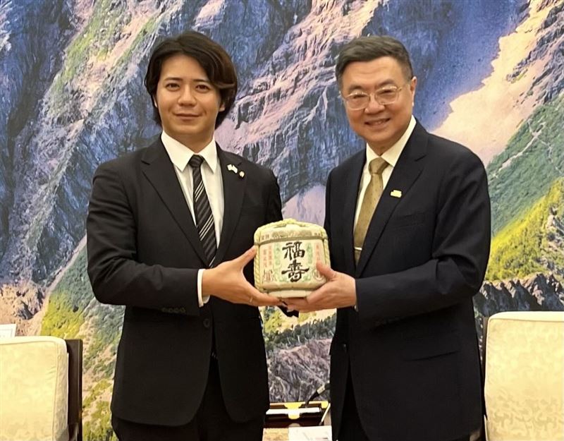 上畠寛弘今同框卓榮泰並誇讚：「閣下訪日，是日台友好象徵」（圖／翻攝自Threads @uehata1204）