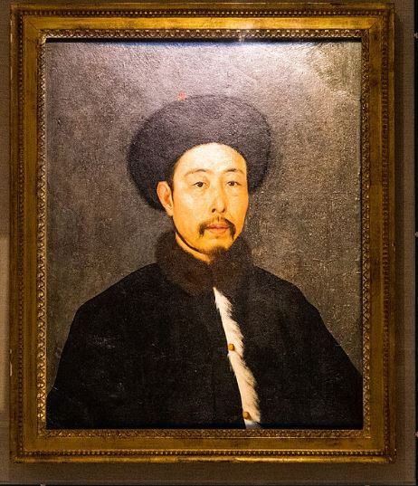 《乾隆皇帝半身冬裝像》是比較罕見的再現40歲左右的乾隆皇帝半身便服像，為郎世寧所繪。（圖／翻攝自維基百科）