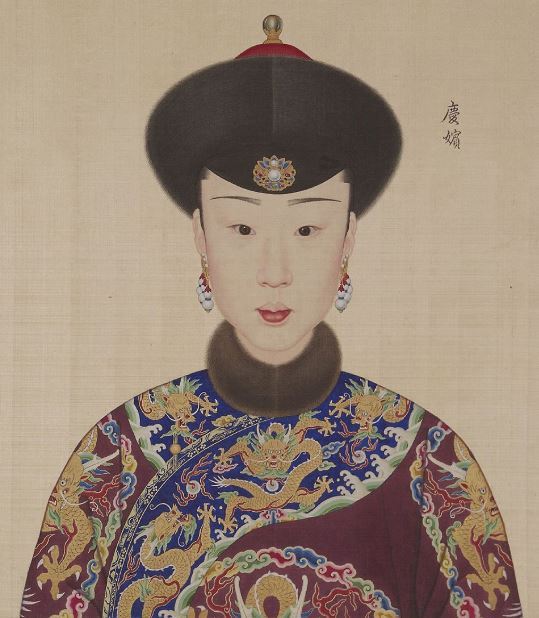 郎世寧《心寫治平圖》中描繪的慶嬪。（圖／翻攝自維基百科）