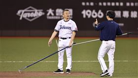 中職明星賽  蔡其昌整理場地中華職棒明星賽第2場賽事21日繼續在台北大巨蛋登場，中場休息時，中職會長蔡其昌（中）拿著工具現身整理場地。中央社記者翁睿坤攝  113年7月21日