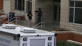 美國維吉尼亞州的老道明大學12日發生2死槍擊案，聯邦調查局（FBI）表示正以「恐怖主義行為」方向偵辦。（圖／美聯社／達志影像）