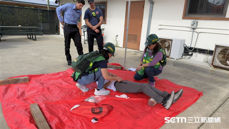 CERT訓練範疇極為廣泛,旨在災害初期、專業救援抵達前,讓民眾具備關鍵自救力。訓練內容涵蓋基本滅火技巧、輕型搜尋與救援、傷患分流處理及災後心理諮商等。透過扎實的實作演練,學員能掌握止血包紮與安全撤離等技能。(圖/受訪者提供)