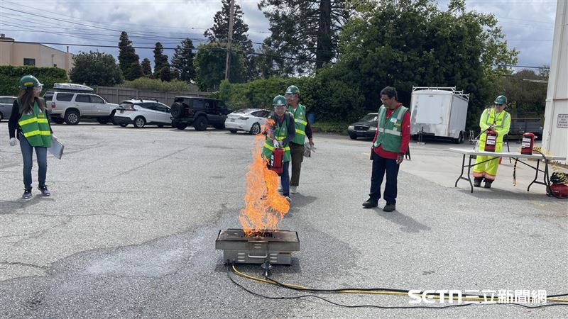 CERT訓練內容紮實且廣泛,其中「初期火災抑制」更是關鍵。Mike強調,在消防隊抵達前的黃金時刻,正確操作滅火器能有效遏止災情擴大。訓練過程中,學員不僅要學習火災分類,更需在模擬現場操作P.A.S.S.滅火技巧,學習在確保安全的前提下進行自救。(圖/受訪者提供)