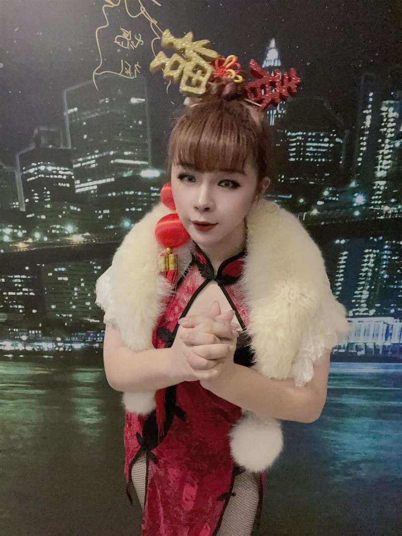 31歲網紅珮珮兒進入直播圈10年。(圖/翻攝自臉書)