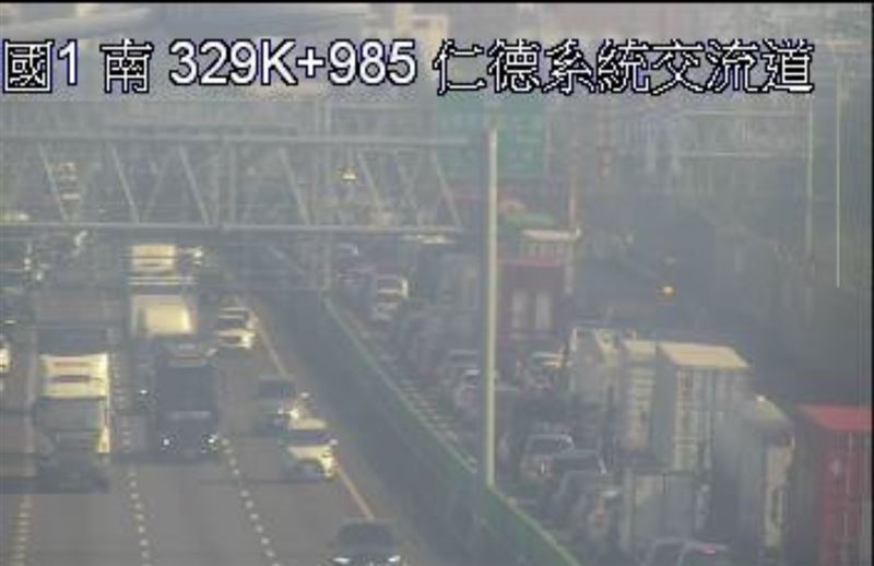 國道一號北向328.7公里處,台南市仁德路段,今天(13日)清晨發生事故,目前尚未排除。(圖/翻攝畫面)
