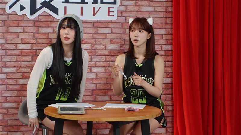 三上悠亞(右)與梓梓同台。(圖/浪LIVE提供)