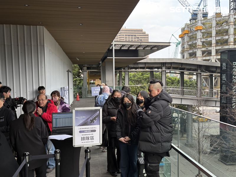 今(13)日正是三星Galaxy S26系列新機預購取貨、搶頭香的日子,早上8點50分現場已排滿人潮,許多人一早就在現場等候,只為了能第一時間領取期待已久的S26。由此可見,即便三星S26系列漲價,仍澆不熄星粉對新機的熱情。 (圖/記者王文承攝影)