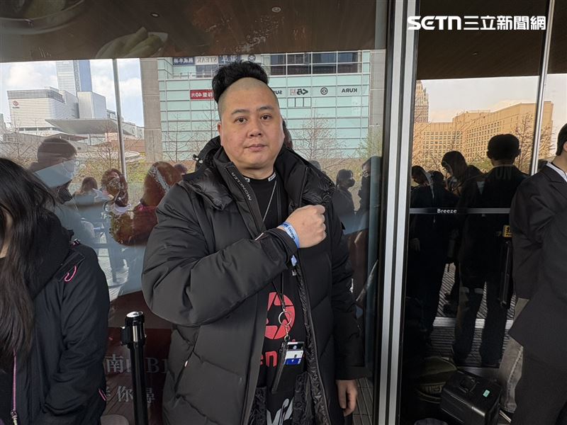 許先生表示，自己從事3C螢幕保護貼相關事業，因此很好奇自家產品的防窺效果，與S26 Ultra內建的防窺技術相比究竟誰更強。（圖／記者王文承攝影）