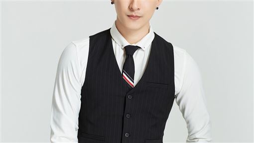 西裝男模頂「阿志頭」熱舞…畫面不忍直視