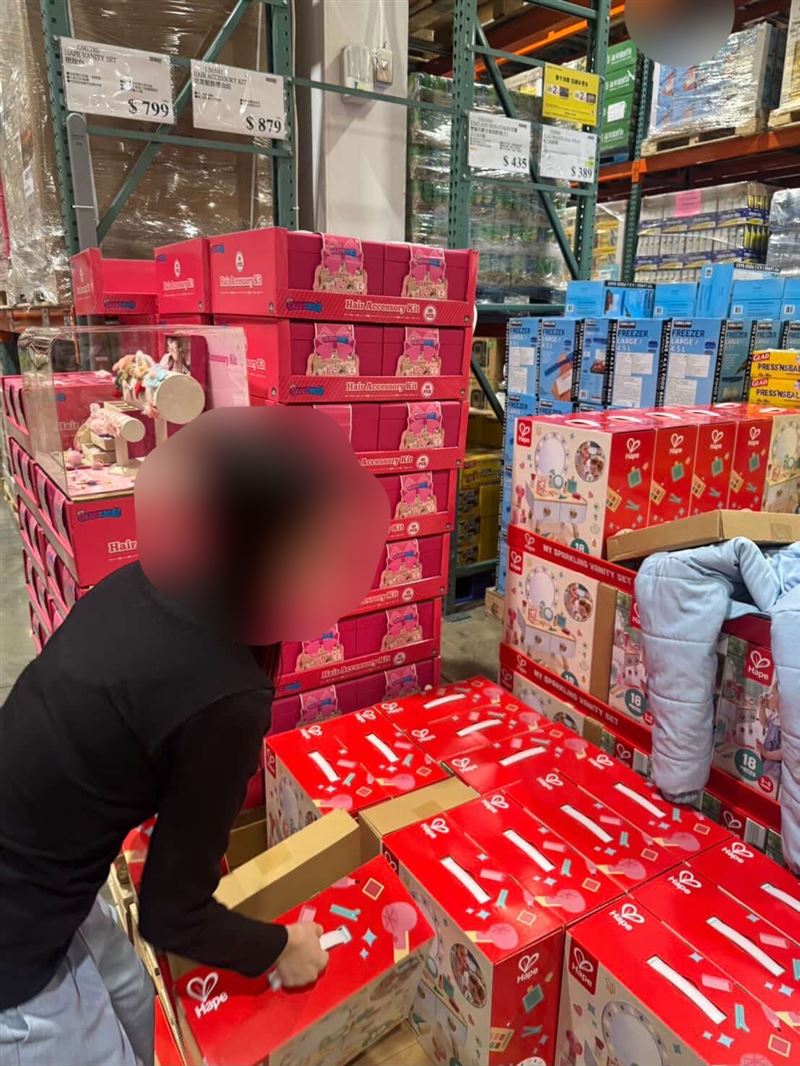 女代購昨（12日）在好市多桃園南崁店掃貨，遭網友炎上。（圖／網友提供）