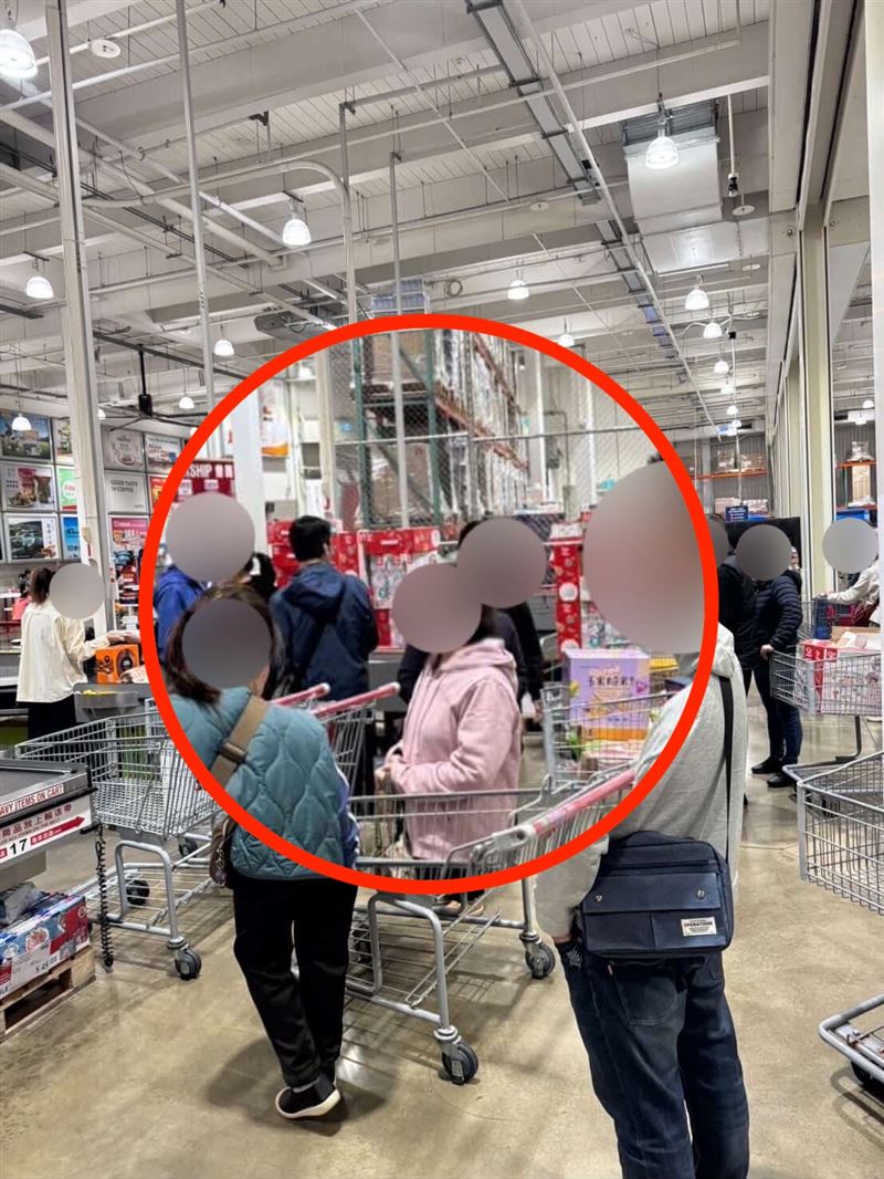 結帳區的輸送台都是化妝台組。（圖／網友提供）