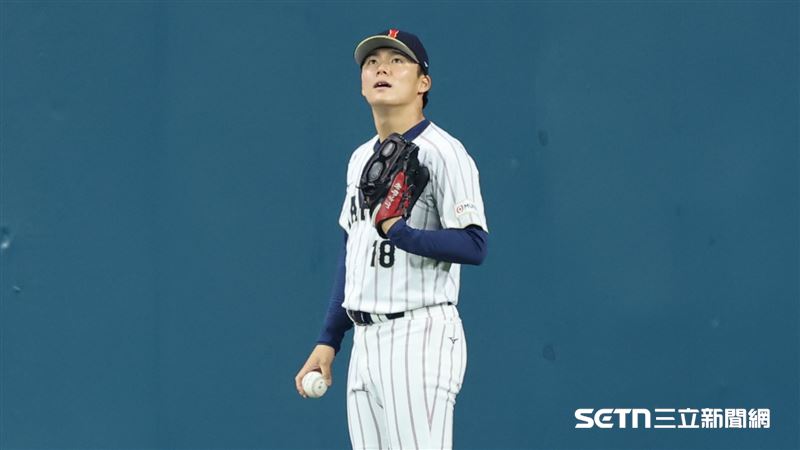WBC複賽,日本隊投手山本由伸在外野傳接球。(圖/特派記者劉彥池攝影)