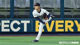 WBC複賽，日本隊投手山本由伸在外野傳接球。（圖／特派記者劉彥池攝影）