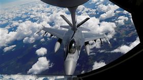 一架KC-135空中加油機正在執行加油任務。（圖／路透社／達志影像）