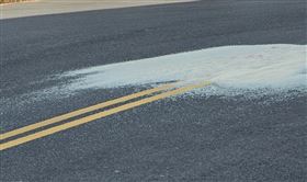 掉落在越堤道下坡處的白米堆。（圖／翻攝自Threads@chia_yu_109）