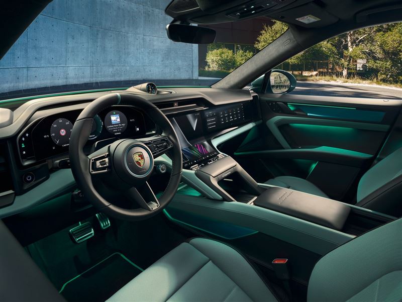 座艙以黑色與德爾加達綠雙色皮革為主軸,搭配綠色縫線與鋁合金飾板。(圖/Porsche提供)