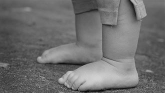 4歲女童母歿父吸毒！慘遭父友人虐打性侵