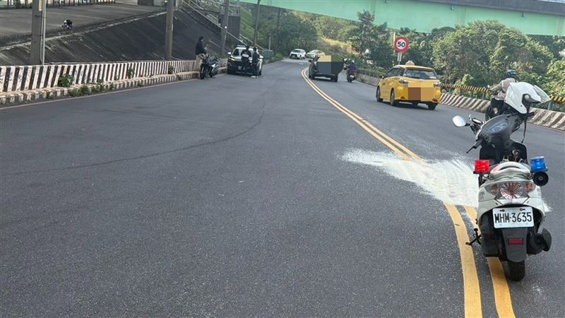 警方獲報到場,將警用機車停在散落白米前,防止再次發車車禍。(圖/翻攝畫面)