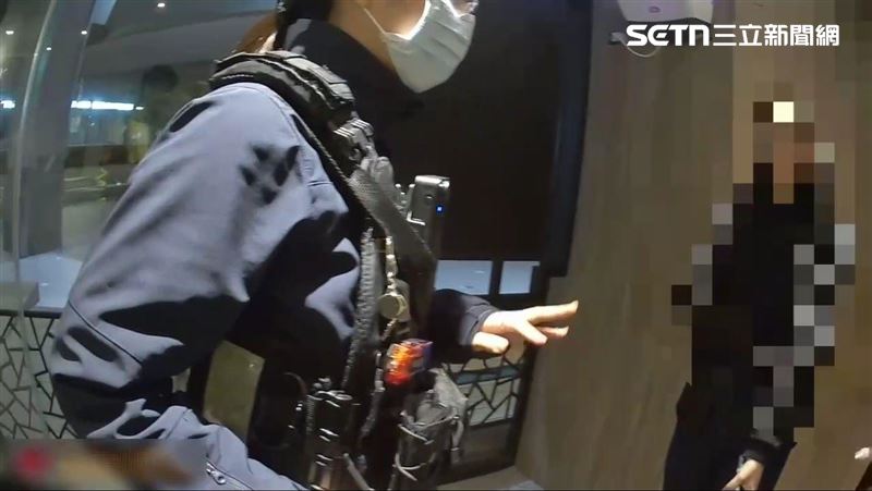 周姓女警向張姓女大生解釋金男意圖。(圖/翻攝畫面)